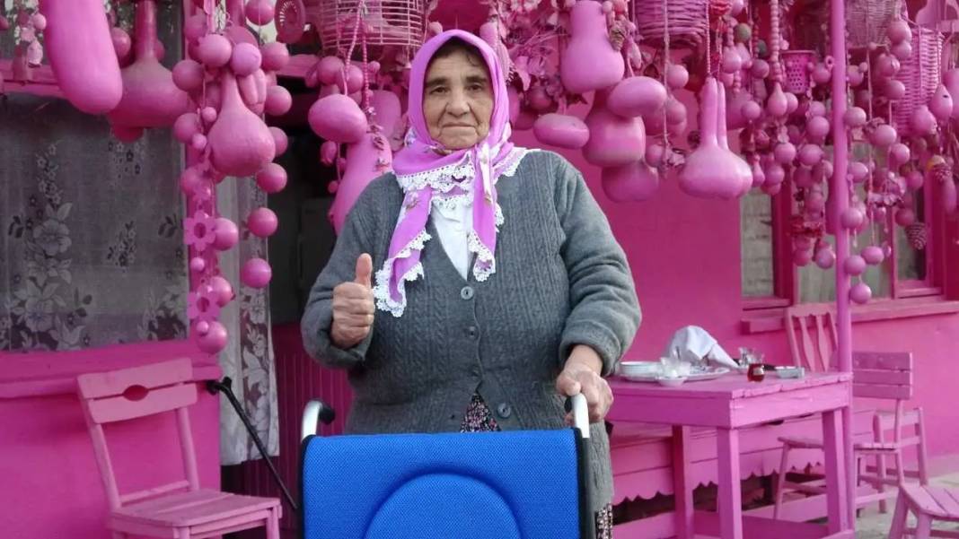 Isparta’nın Barbie Teyzesi: “Akülü Aracım Pembeye Boyansın, Herkes Baksın” 1